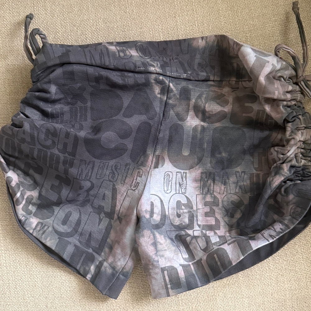 Gray Ruched Graphic Shorts - Picture 3 of 6